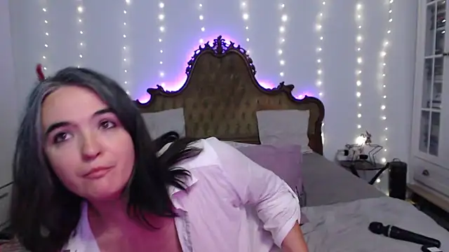 Snapshot of SilkenSin chatting on 8, 9, 2025 SilkenSin online show from 8, 9, 2025