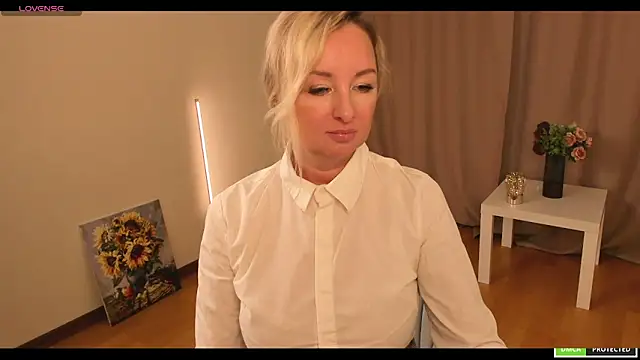 Snapshot of sexmom8 chatting on 9, 10, 2025 sexmom8 online show from 9, 10, 2025