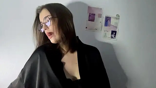 Snapshot of HoneyMist chatting on 16, 9, 2025 HoneyMist online show from 16, 9, 2025