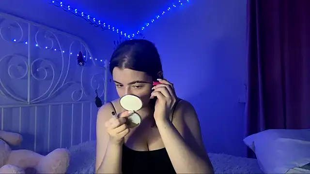 Snapshot of HoneyMist chatting on 4, 10, 2025 HoneyMist online show from 4, 10, 2025