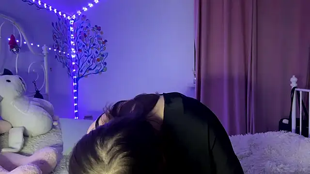 Snapshot of HoneyMist chatting on 8, 10, 2025 HoneyMist online show from 8, 10, 2025