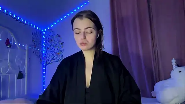 Snapshot of HoneyMist chatting on 12, 10, 2025 HoneyMist online show from 12, 10, 2025