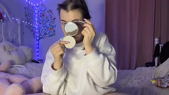 Snapshot of HoneyMist chatting on 26, 10, 2025 HoneyMist online show from 26, 10, 2025