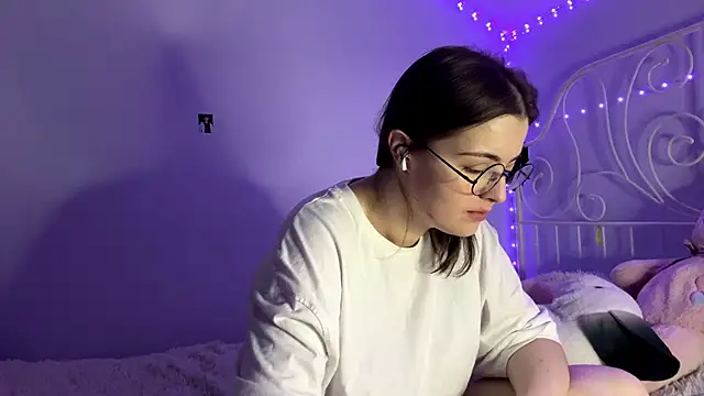 Snapshot of HoneyMist chatting on 7, 11, 2025 HoneyMist online show from 7, 11, 2025