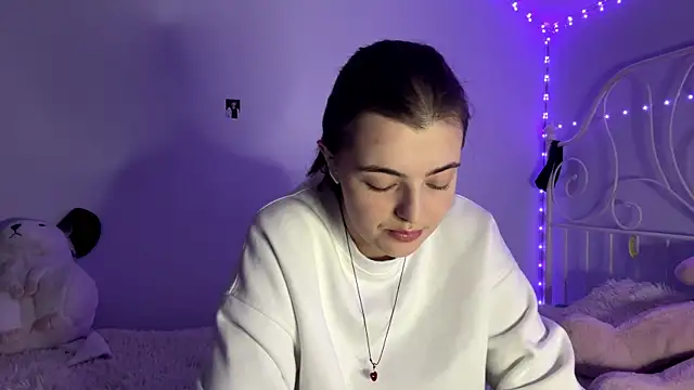 Snapshot of HoneyMist chatting on 10, 11, 2025 HoneyMist online show from 10, 11, 2025