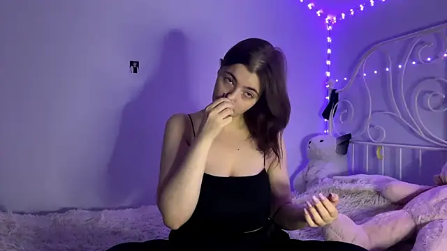 Snapshot of HoneyMist chatting on 11, 11, 2025 HoneyMist online show from 11, 11, 2025