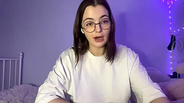 Snapshot of HoneyMist chatting on 25, 11, 2025 HoneyMist online show from 25, 11, 2025