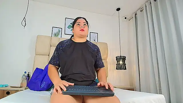 Snapshot of elizawiliamst chatting on 15, 10, 2025 elizawiliamst online show from 15, 10, 2025