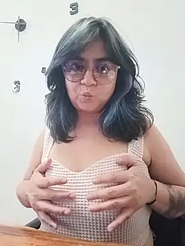 LylaVixxen online show from 10, 4, 2026