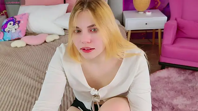 Snapshot of Evie_Vall chatting on 17, 10, 2025 Evie Vall online show from 17, 10, 2025