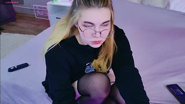 Snapshot of Evie_Vall chatting on 3, 11, 2025 Evie Vall online show from 3, 11, 2025