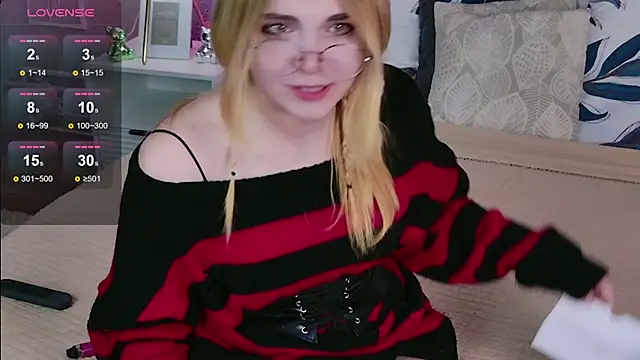 Snapshot of Evie_Vall chatting on 7, 11, 2025 Evie Vall online show from 7, 11, 2025