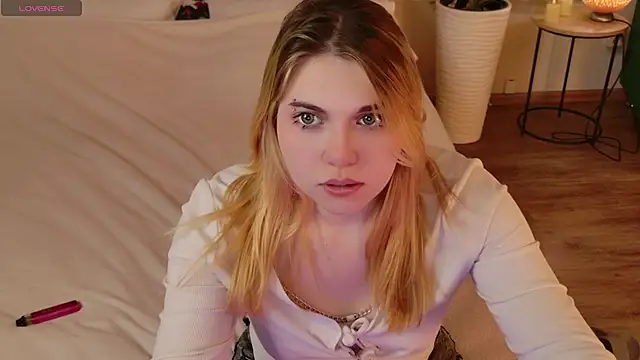 Snapshot of Evie_Vall chatting on 28, 11, 2025 Evie Vall online show from 28, 11, 2025