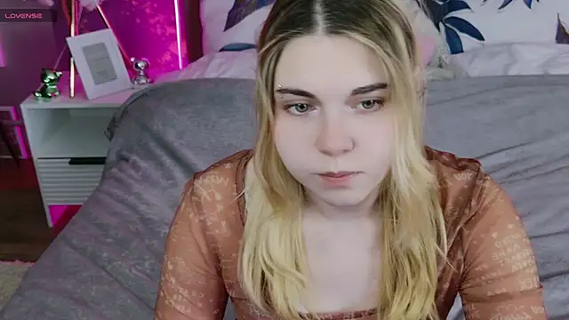 Snapshot of Evie_Vall chatting on 5, 12, 2025 Evie Vall online show from 5, 12, 2025