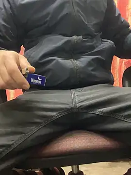 Snapshot of bmwe71 chatting on 19, 12, 2025 bmwe71 online show from 19, 12, 2025