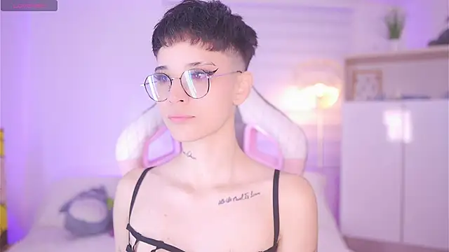 Snapshot of Gia_Moretti_ chatting on 6, 10, 2025 Gia Moretti online show from 6, 10, 2025