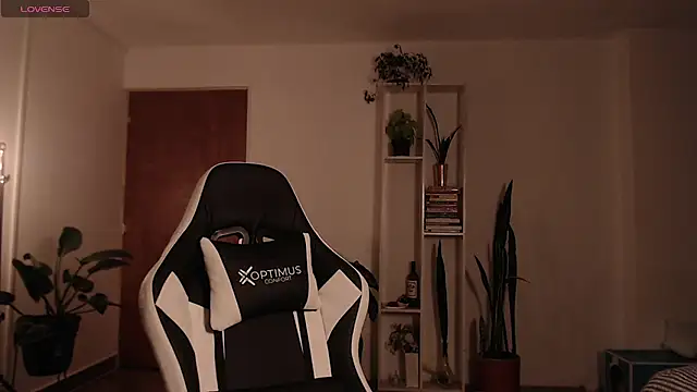 Snapshot of Ellyuwuw chatting on 15, 11, 2025 Ellyuwuw online show from 15, 11, 2025