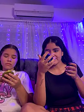 Snapshot of Ashley_and_Zoe chatting on 9, 9, 2025 Ashley and Zoe online show from 9, 9, 2025