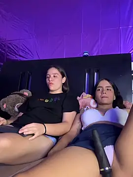 Snapshot of Ashley_and_Zoe chatting on 30, 10, 2025 Ashley and Zoe online show from 30, 10, 2025