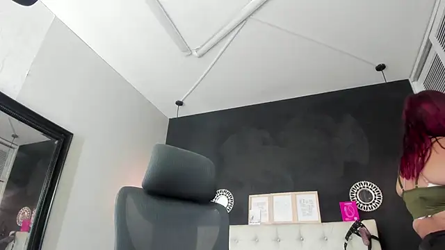 Snapshot of Eva_hot_1 chatting on 4, 12, 2025 Eva hot 1 online show from 4, 12, 2025