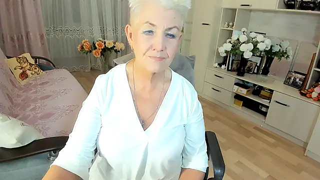 Snapshot of HotandMature chatting on 18, 12, 2025 HotandMature online show from 18, 12, 2025