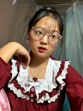 Snapshot of July-y chatting on 14, 9, 2025 July-y online show from 14, 9, 2025