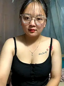 Snapshot of July-y chatting on 17, 9, 2025 July-y online show from 17, 9, 2025