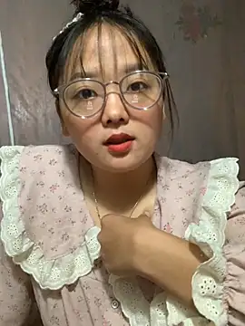 Snapshot of July-y chatting on 24, 9, 2025 July-y online show from 24, 9, 2025