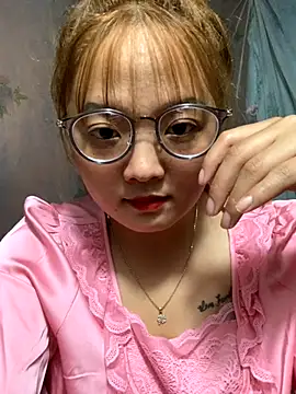 Snapshot of July-y chatting on 28, 9, 2025 July-y online show from 28, 9, 2025