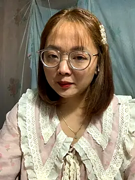 Snapshot of July-y chatting on 2, 10, 2025 July-y online show from 2, 10, 2025