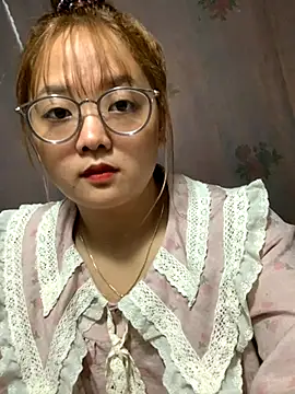 Snapshot of July-y chatting on 3, 10, 2025 July-y online show from 3, 10, 2025