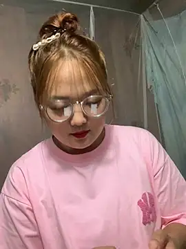 Snapshot of July-y chatting on 5, 10, 2025 July-y online show from 5, 10, 2025