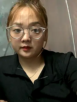 Snapshot of July-y chatting on 13, 10, 2025 July-y online show from 13, 10, 2025