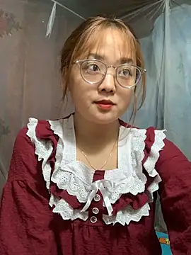 Snapshot of July-y chatting on 18, 10, 2025 July-y online show from 18, 10, 2025