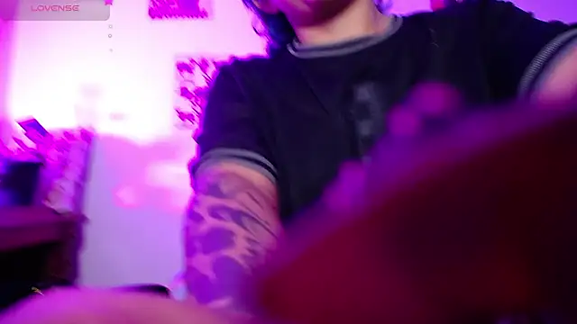 Snapshot of AlmaNanax chatting on 16, 11, 2025 AlmaNanax online show from 16, 11, 2025