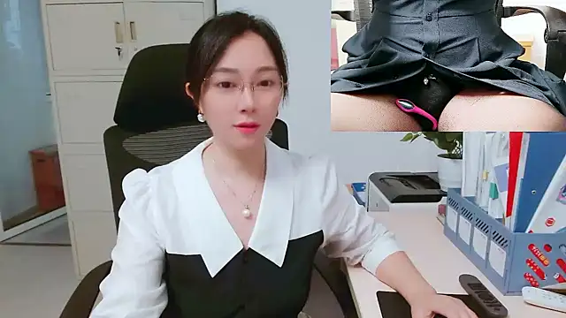 Snapshot of OL-Lily chatting on 16, 10, 2025 OL-Lily online show from 16, 10, 2025