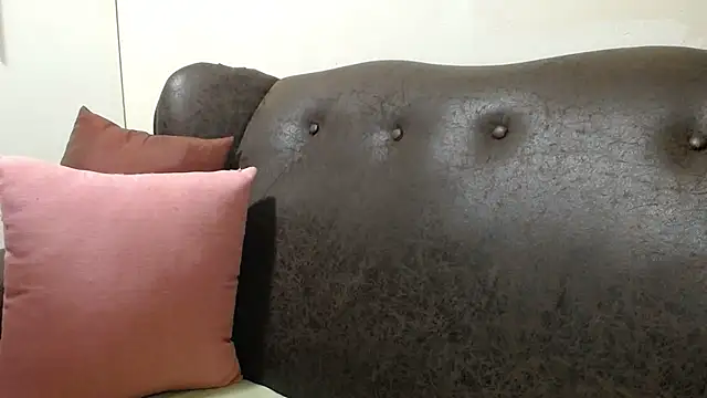 Snapshot of bustylaura4u chatting on 14, 2, 2025 bustylaura4u online show from 14, 2, 2025