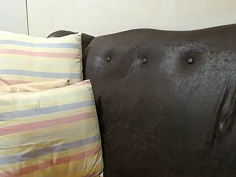 Snapshot of bustylaura4u chatting on 21, 10, 2025 bustylaura4u online show from 21, 10, 2025