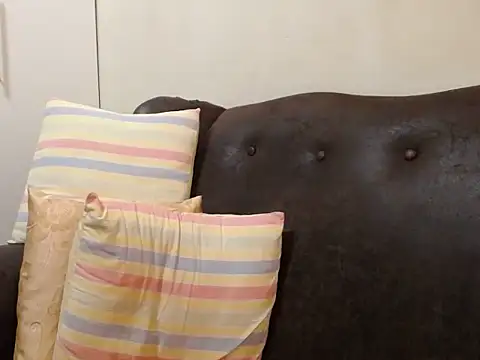 Snapshot of bustylaura4u chatting on 25, 10, 2025 bustylaura4u online show from 25, 10, 2025