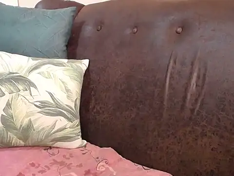 Snapshot of bustylaura4u chatting on 29, 11, 2025 bustylaura4u online show from 29, 11, 2025