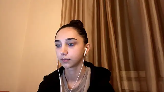 Snapshot of LinaMour chatting on 4, 10, 2025 LinaMour online show from 4, 10, 2025