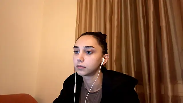 Snapshot of LinaMour chatting on 6, 10, 2025 LinaMour online show from 6, 10, 2025