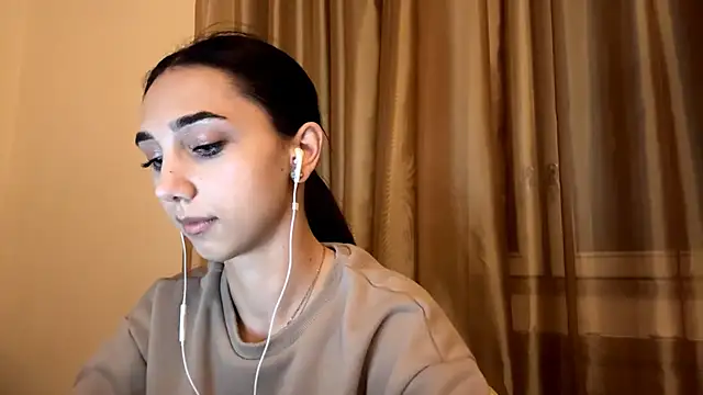 Snapshot of LinaMour chatting on 12, 10, 2025 LinaMour online show from 12, 10, 2025