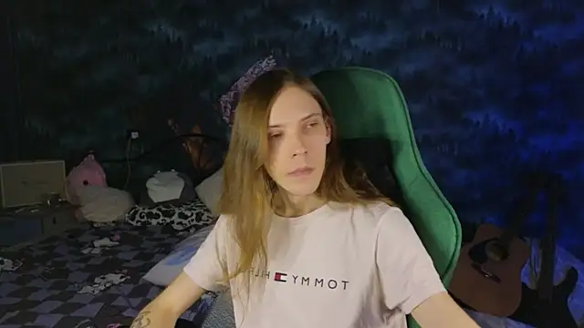 Snapshot of artass2 chatting on 1, 10, 2025 artass2 online show from 1, 10, 2025