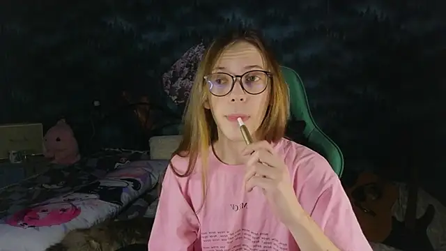 Snapshot of artass2 chatting on 2, 10, 2025 artass2 online show from 2, 10, 2025