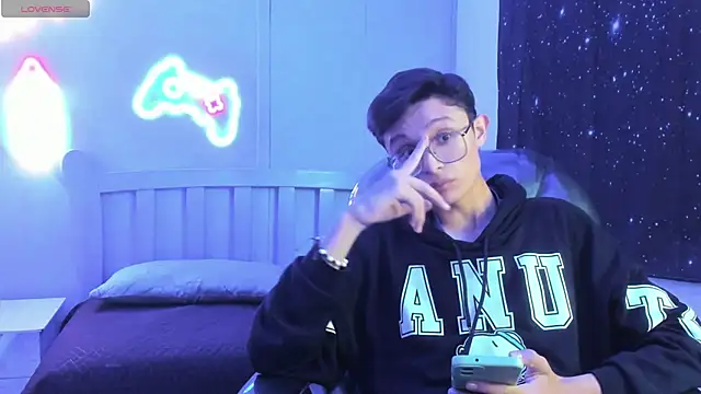 SantiagoRusso18 online show from 2, 10, 2025