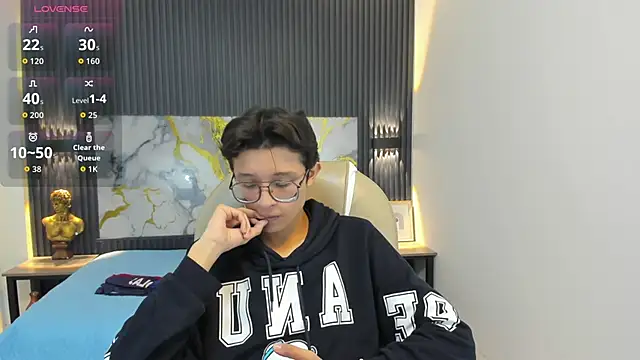 SantiagoRusso18 online show from 31, 10, 2025