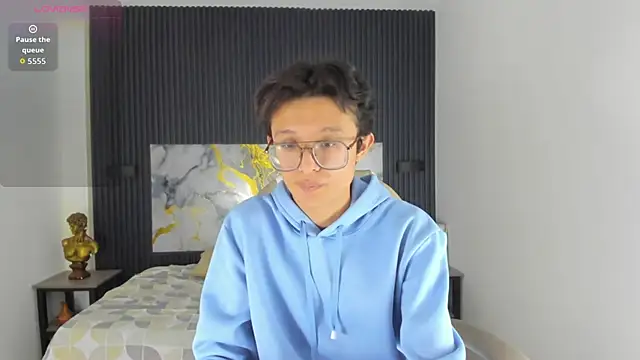 SantiagoRusso18 online show from 4, 12, 2025