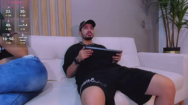 Snapshot of aronandluna chatting on 10, 10, 2025 aronandluna online show from 10, 10, 2025