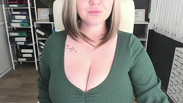 Snapshot of _feel_me_ chatting on 15, 9, 2025 feel me online show from 15, 9, 2025